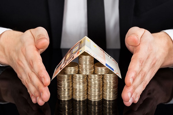 日本经济与市场动态：加息预期、财政争议及地缘影响